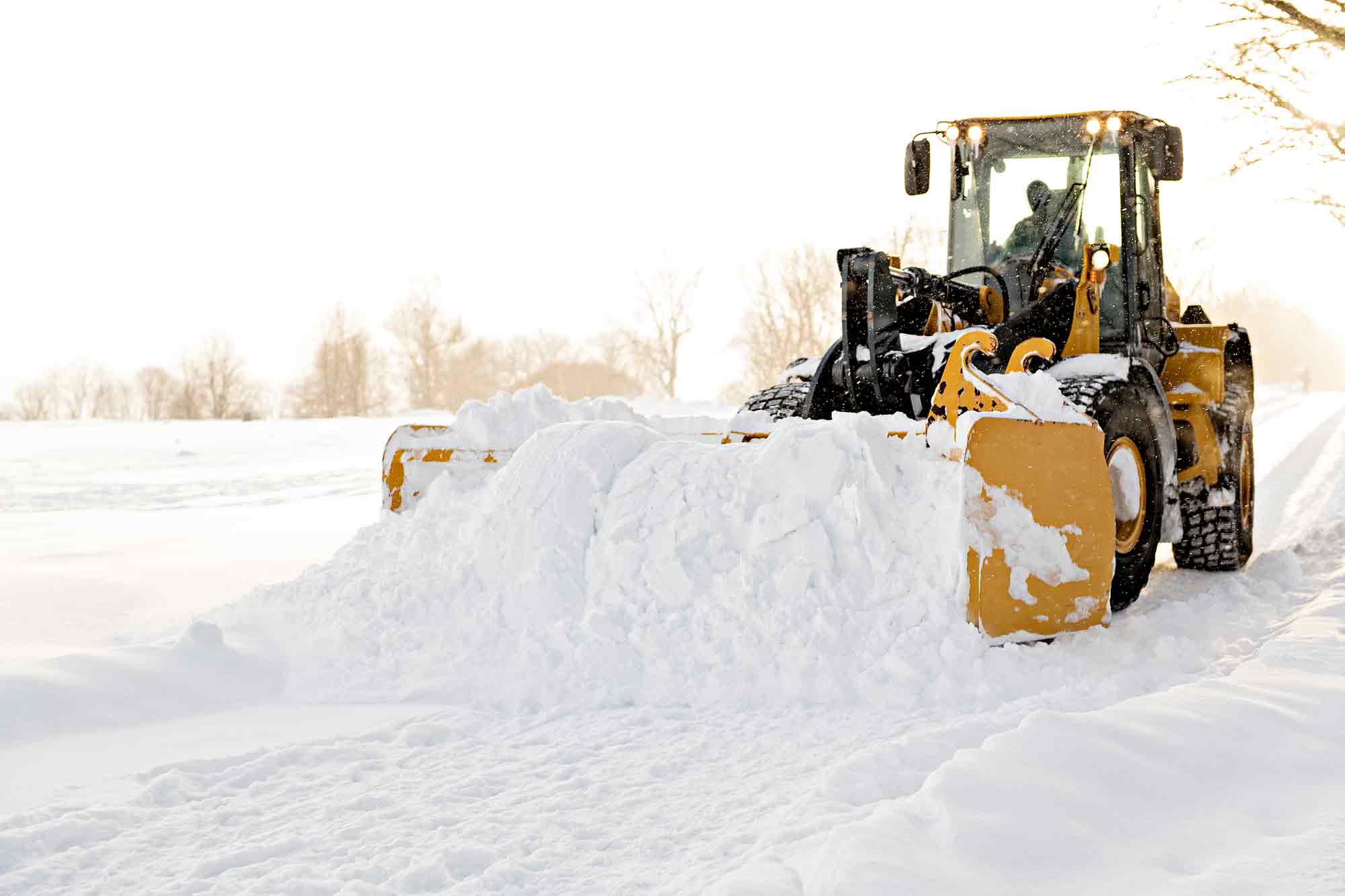 Snöskottning av traktor.